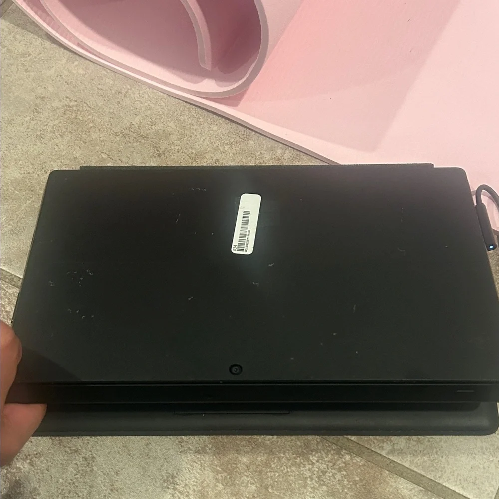 Microsoft Surface Laptop-Tablet in Black comes with charger